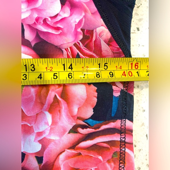 LULULEMON ATHLETICA FLORAL TEE SHIRT BLACK SHORT SLEEVE Rose Print - Picture 5 of 7